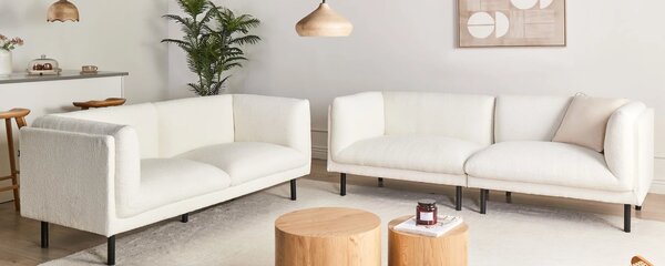 Fehér kanapé a fehér nappaliban