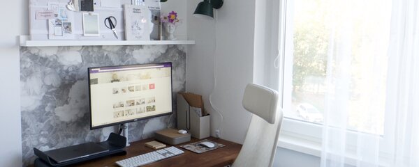 Íróasztal és monitor