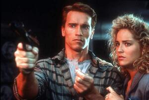 Fotográfia Arnold Scharzenegger And Sharon Stone, Total Recall 1990 Directed By Paul Verhoeven