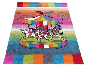 Modern szőnyeg gyerekszobába egy gyönyörű színes körhintával Szélesség: 200 cm | Hossz: 200 cm