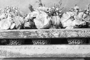 Kép fekete-fehér virágok ládában szivecske nélkül