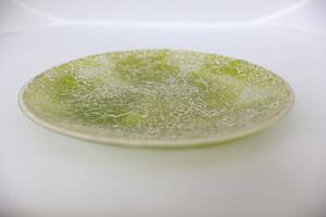 Zöld tányér tördelt üvegből 32cm