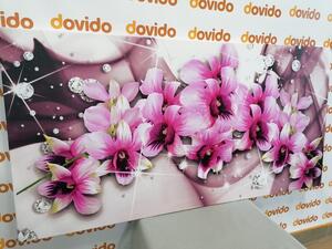 Kép lila virágok absztrakt háttérrel