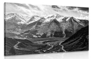 Kép gyönyörű kilátás hegyek közelében fekete fehérben