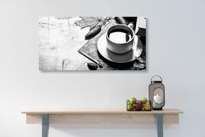 Kép egy csésze kávé őszi hangulatban fekete fehérben