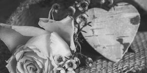 Kép vintage rózsa szívvel fekete fehérben