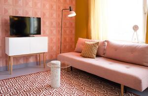 Világos rózsaszín terrazzo oldalasztal ZUIVER ROSALINA 40 cm