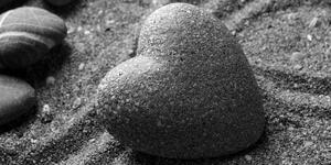 Kép szív alakú Zen kő fekete fehérben