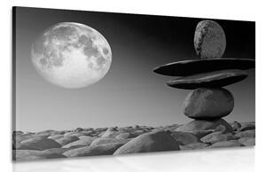 Kép kőpiramis hold fényben fekete fehérben