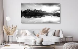 Kép varázslatos naplmenete hegyi tó felett fekete fehérben