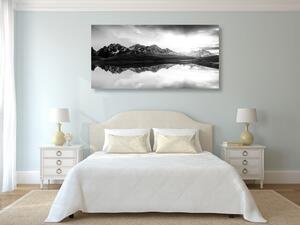 Kép varázslatos naplmenete hegyi tó felett fekete fehérben
