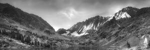 Kép csodálatos hegyek a tónál fekete fehérben