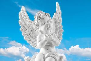 Kép gondoskodó angyal az égben