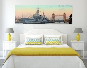 Kép gyönyörű hajó a Temze folyón Londonban
