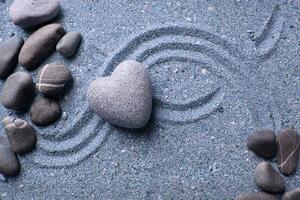 Fotótapéta kő szív a homokban