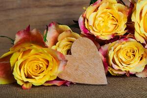 Öntapadó fotótapéta Valentin sárga rózsák