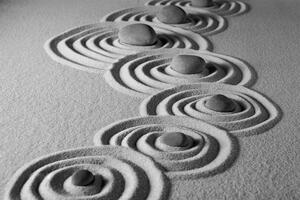 Fotótapéta fekete-fehér Zen kövek homokos körökben