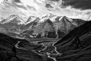 Öntapadó fotótapéta csodás hegyek fekete fehérben