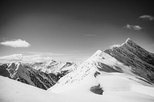 Fotótapéta havas hegyek fekete fehérben