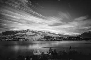 Fotótapéta a naplemente a tó felett fekete fehérben - 150x100