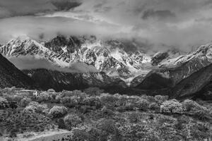 Fotótapéta egyedi hegyi táj fekete fehérben - 150x100