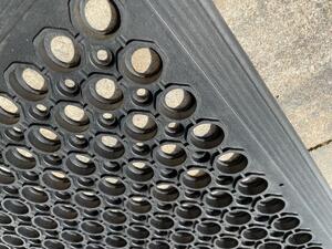 Rubber gumiszőnyeg lyukakkal, 60 x 90 cm