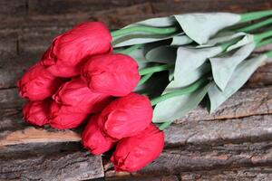 Piros mű bimbózó tulipán levelekkel, 1 darab 65cm