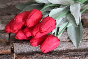 Piros mű bimbózó tulipán levelekkel - 1 darab,55cm