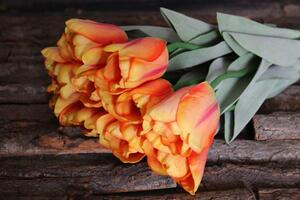 Narancssárga mű tulipán levelekkel - 1 darab, 67cm