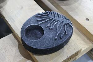 Modern fekete gyertyatartó homok dizájnnal