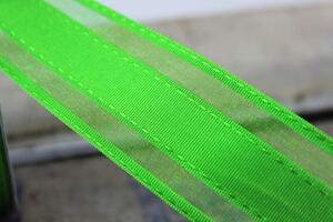 Zöld szatén szalag átlátszó csíkokkal 4cm