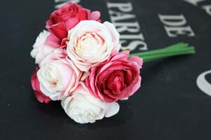 Fehér-rózsaszín művirág csokor - 7 rózsából 24cm