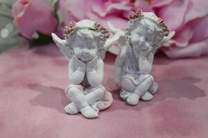 Fehér és rózsaszín ülő angyalszobrok 2-es készlet