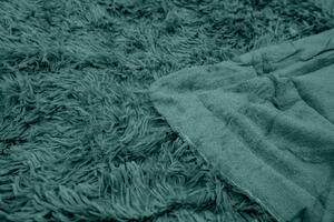 Szőrös sötétzöld takaró 160x200 cm