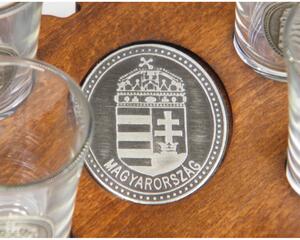 Ital vagy pálinka kínáló, faragott Magyarország (dió színben), 6 db 0,5dl-es ón címeres pohárral, címer óncímkével