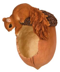 Makk alakú polyresin madáretető mókus figurával, dekorációs kiegészítő