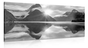 Kép Milford Sound napkelténél fekete fehérben