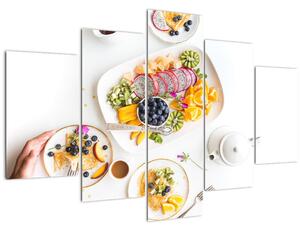 Tányérok gyümölcsökkel az asztalon képe (150x105 cm)