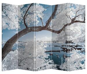 Paraván - A víz mellett egy havas fa (210x170 cm)
