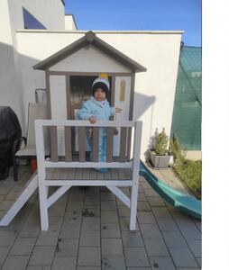KONDELA Fából készült kerti ház gyerekeknek csúszdával, szürke/fehér, MAILEN