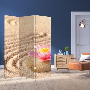 Paraván - Kő, virággal a homokban (126x170 cm)