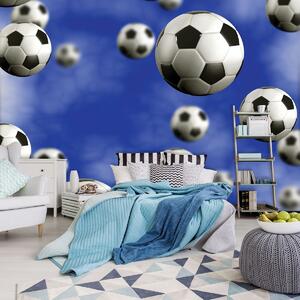 Fotótapéta - Futball-labdák a kék háttérben (152,5x104 cm)