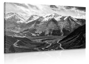 Kép gyönyörű kilátás hegyek közelében fekete fehérben