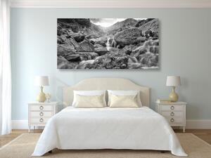 Kép vízesés hegyekben fekete fehérben
