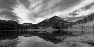 Kép tó a hegyek alatt fekete fehérben