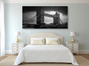 Kép naplemente Tower Bridge fölött fekete fehérben