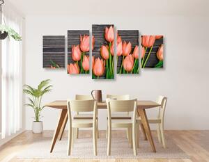 5 részes kép elbűvölő narancssárga tulipánok fa felületen
