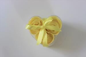 Halványsárga szappanrózsák szívben 3db 4cm
