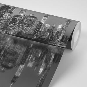 Fotótapéta fekete fehér Manhattan tükörképe a vízben
