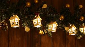 Tracon CHRSTHWW10WW LED karácsonyi lánc, házikó, fehér, fa, elemes Timer 6+18h,10LED, meleg fehér ( 3000K ) színhőmérséklettel, 2xAA